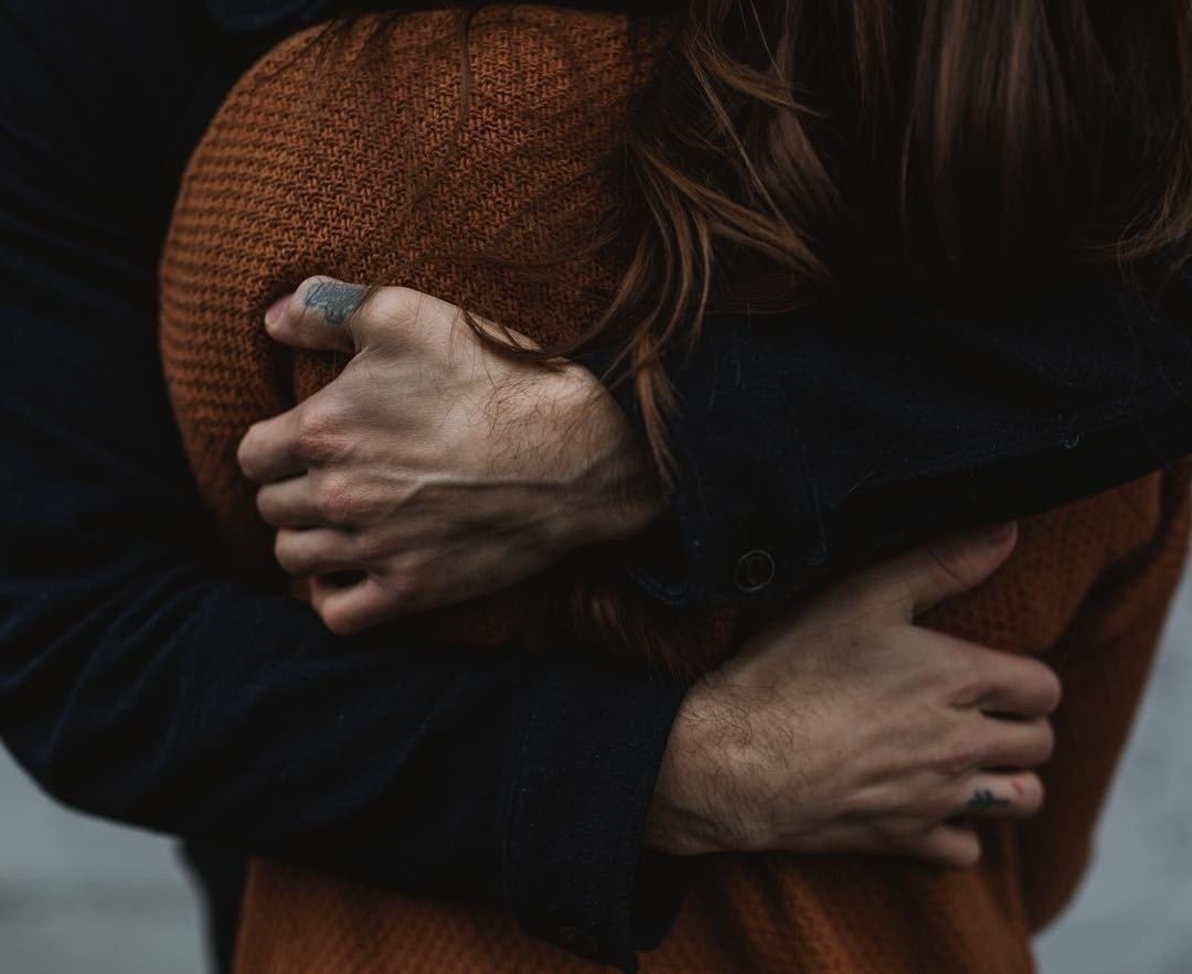 Фото мужчина обнимает женщину сзади
