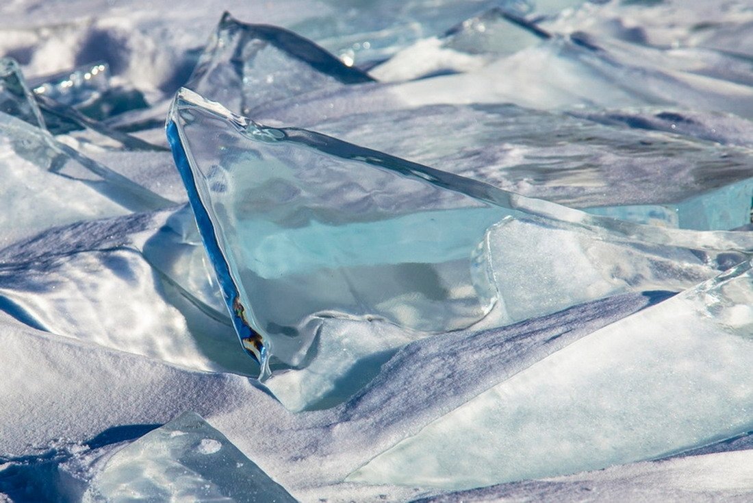 Бирюзовый лед на Байкале