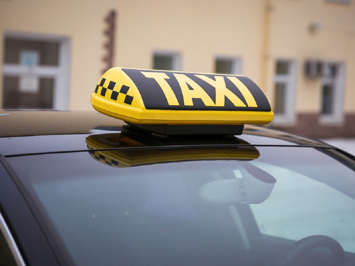 Шашечки такси на машине