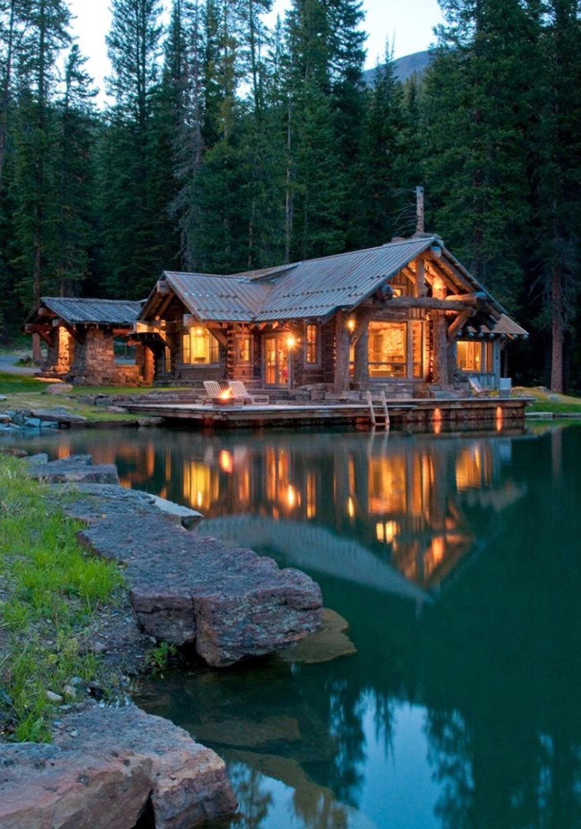 деревянный домик в горах