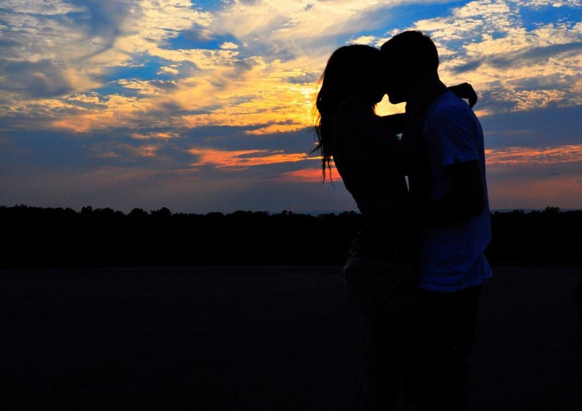 Фото парня и девушки целующихся на аву