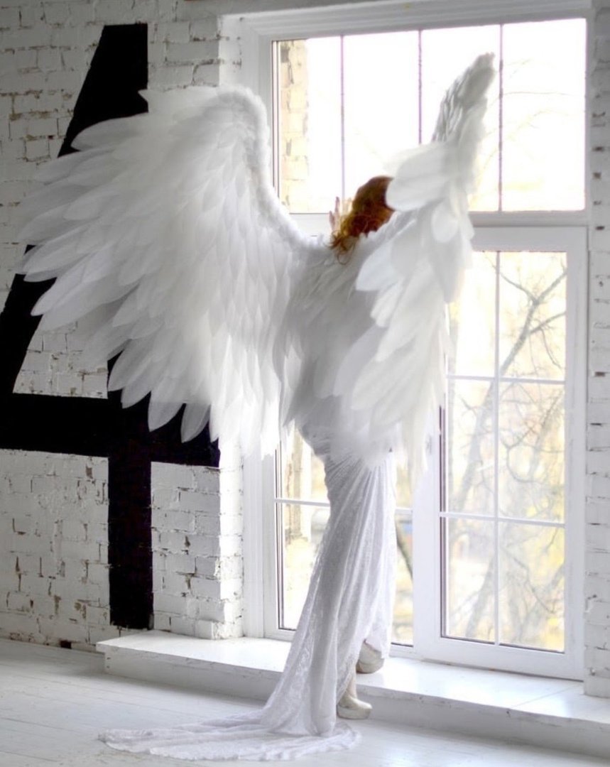 Ангел с белыми крыльями