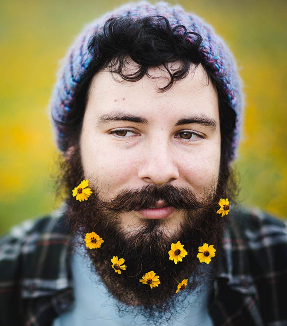 Бородатый мужик в цветах