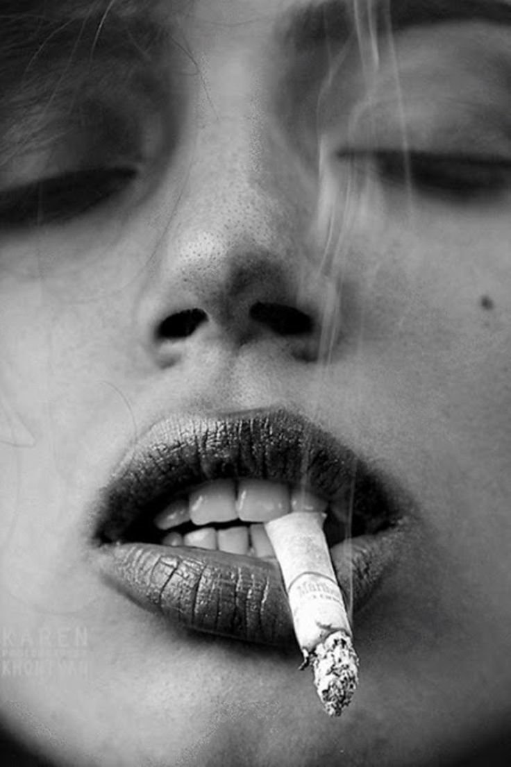 Девушка с сигаретой