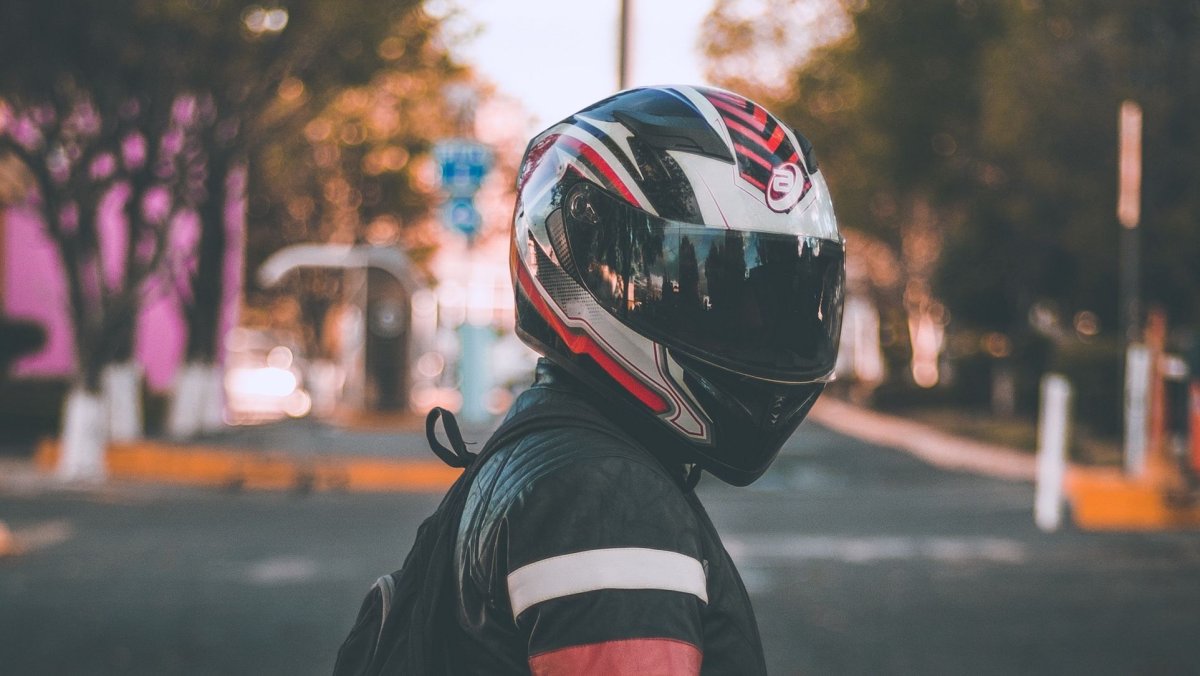 Пацан в шлеме мотоциклиста