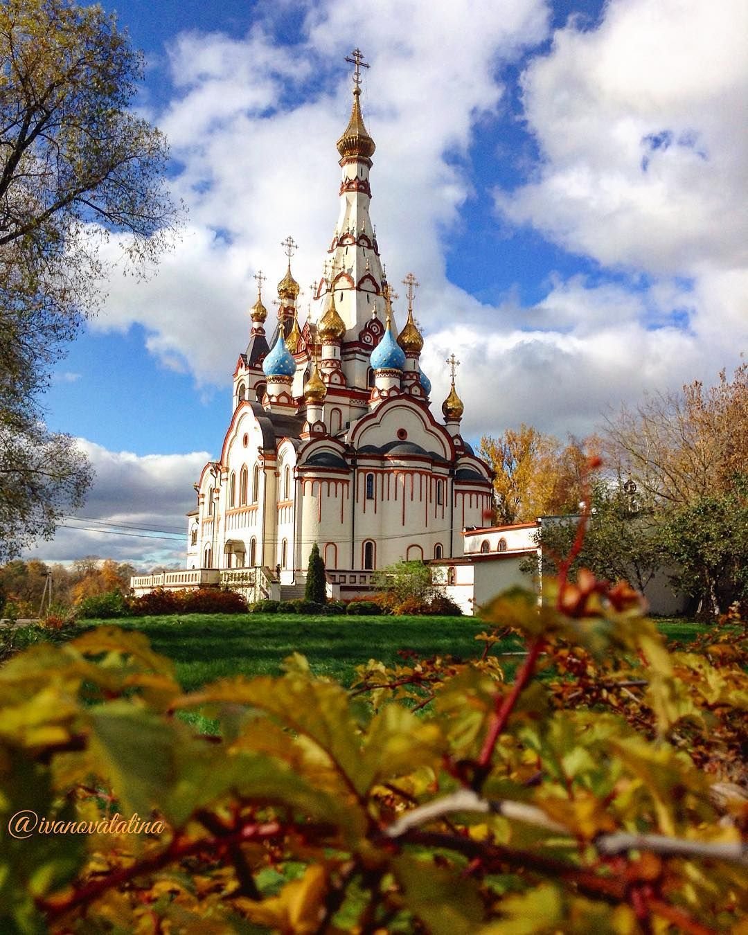 Самая хорошая церкви. Храм Казанской Божьей матери в Долгопрудном. Казанская Церковь (Долгопрудный). Храм Казанской иконы Божией матери осень. Храм Казанской иконы Божией матери в гюдолгопрудный.