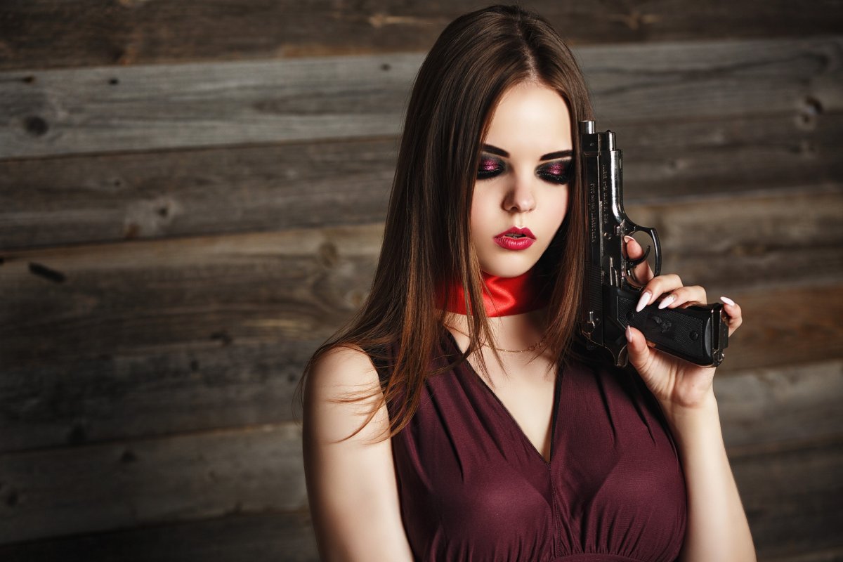 Фото с пистолетом девушки на аву