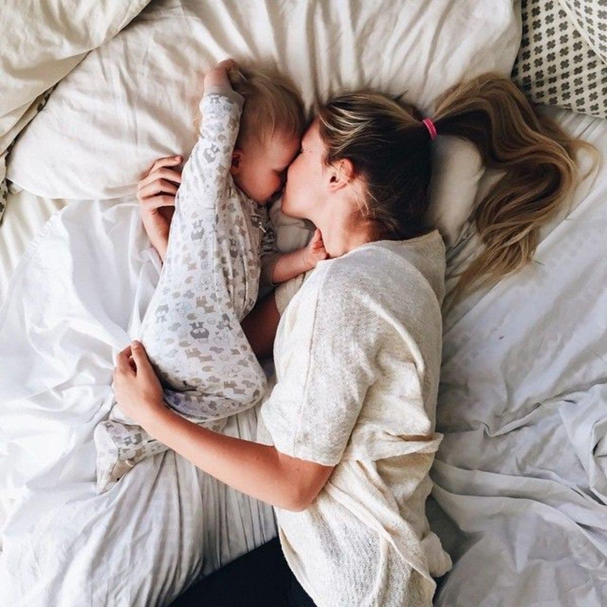 Фотосессия на кровати с малышом