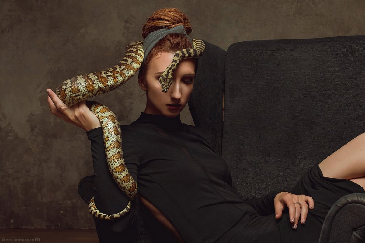 Змея про женщину. Рианна медуза Горгона. Девушка змея. Фотосессия со змеей. Красивые девушки со змеями.