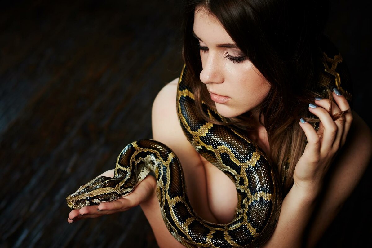 Красивая девушка со змеей