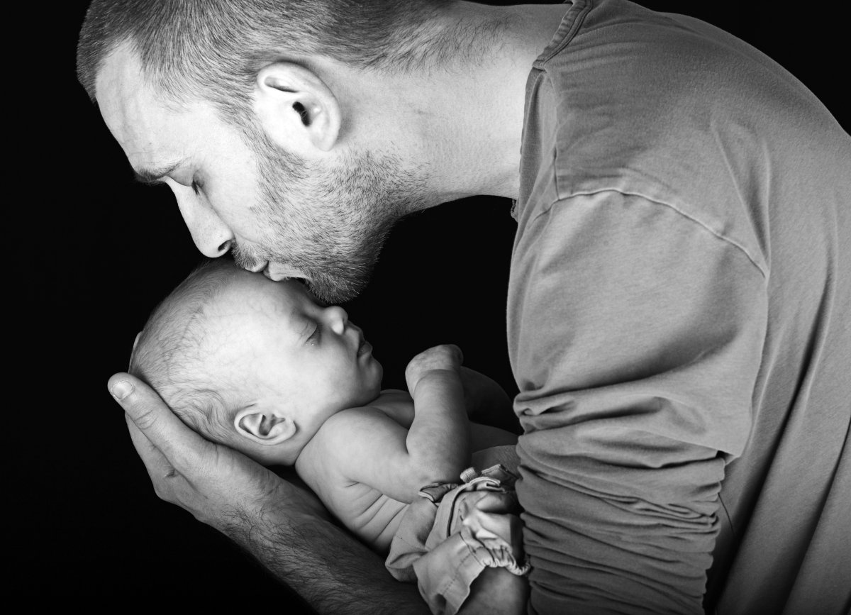 Папа целует ребенка