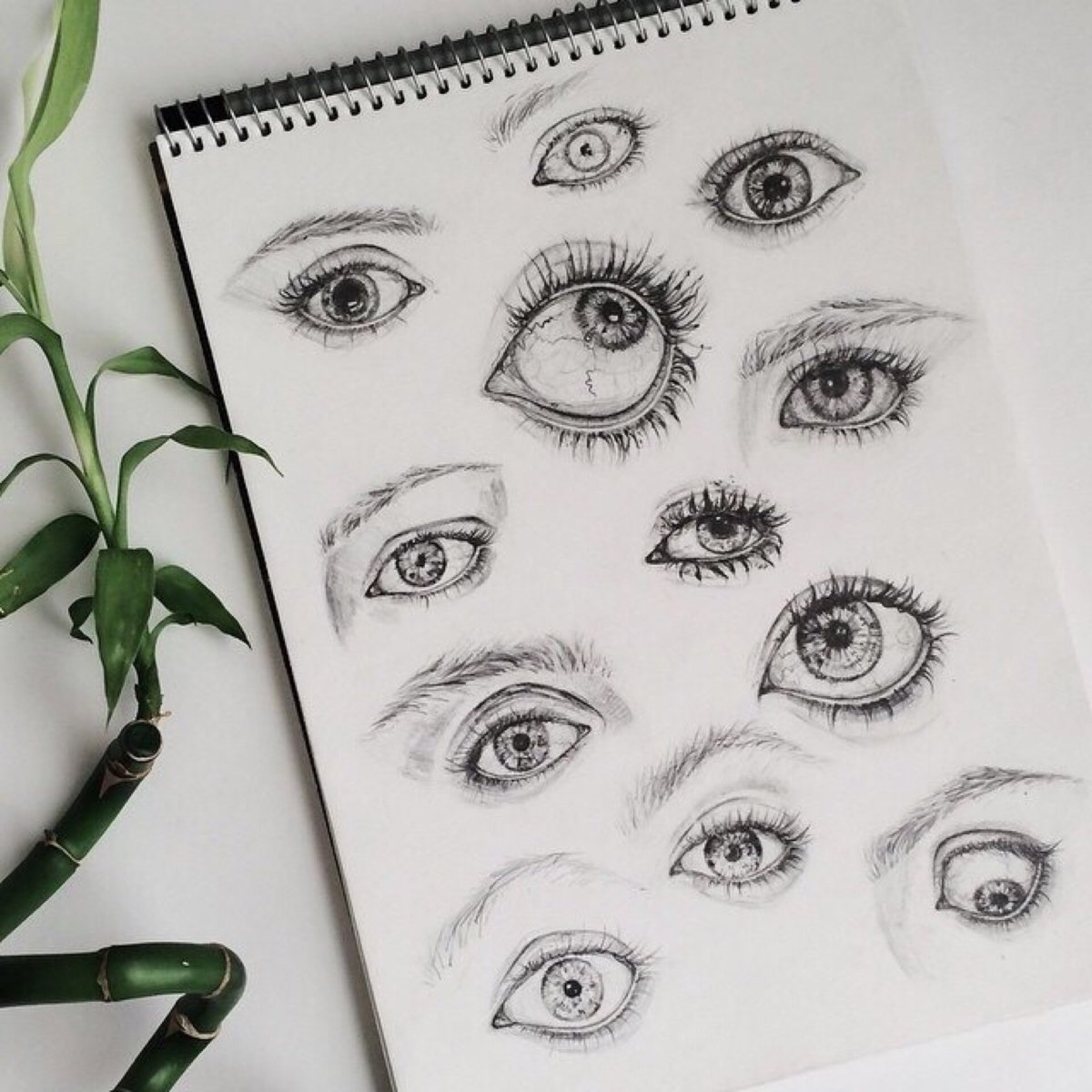 Зарисовки для скетчбука глаза