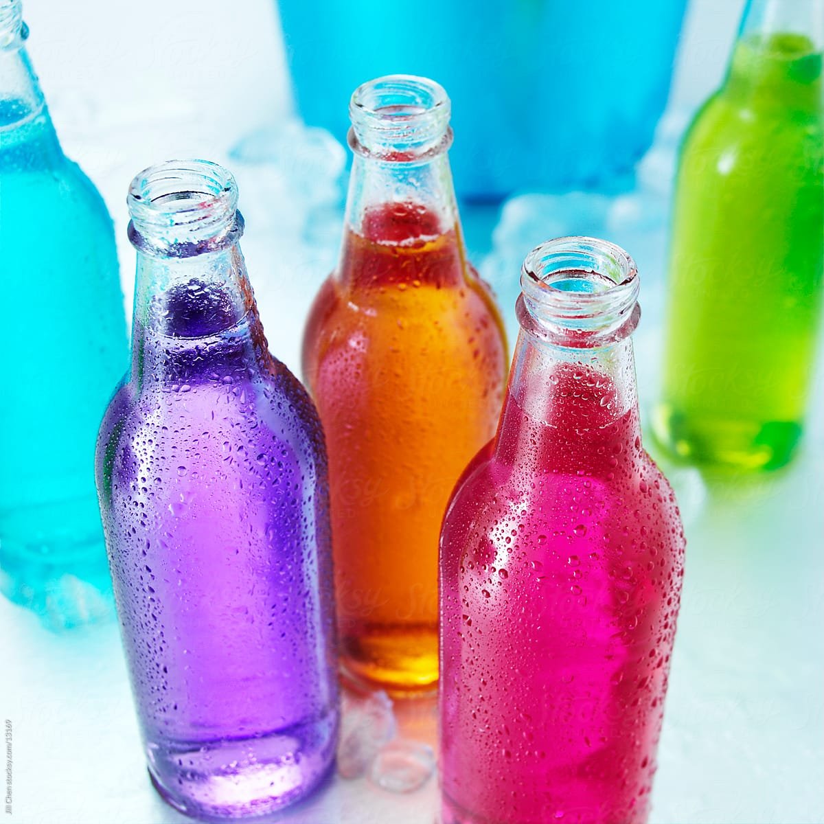 Вода в бутылках и напитки. Газированные напитки. Разноцветные бутылки. Сладкие напитки. Газированные.