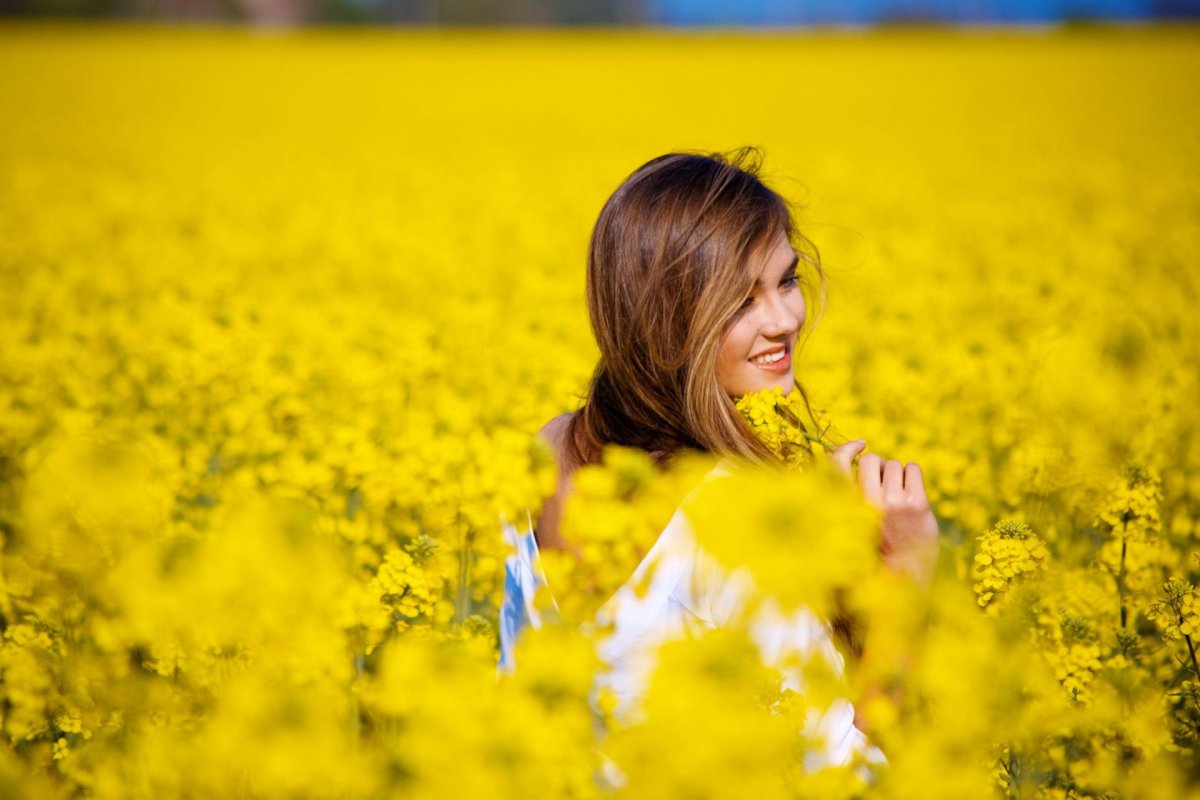 Девушка в поле желтых цветов