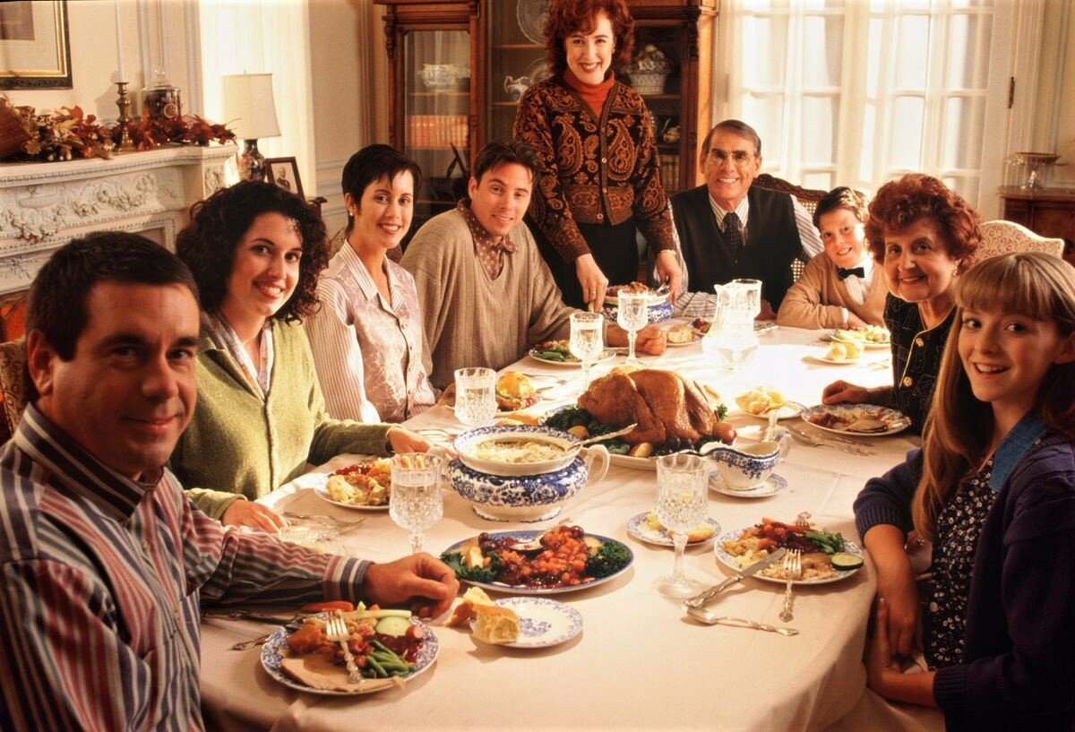 Большая семья за праздничным столом