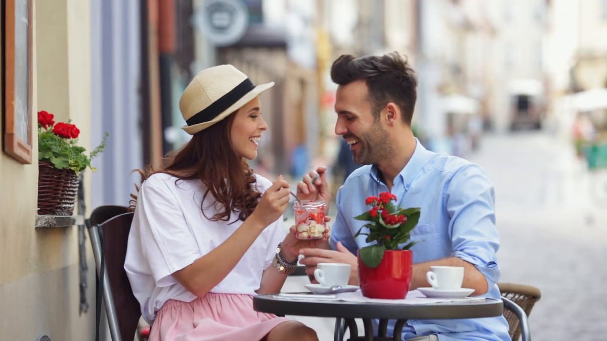 Мужчина и женщина в летнем кафе