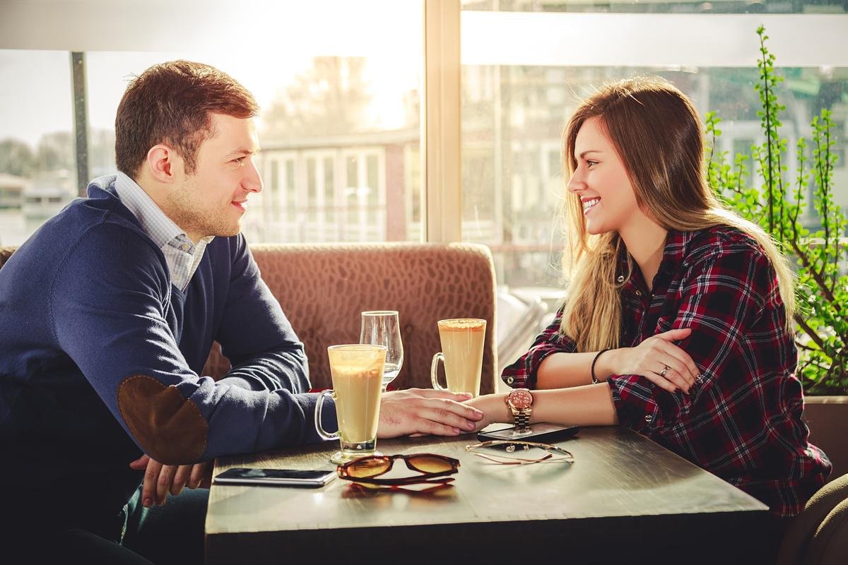 Парень и девушка в кафе