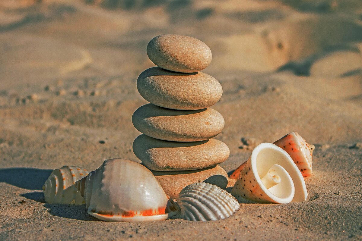 Камни на песке