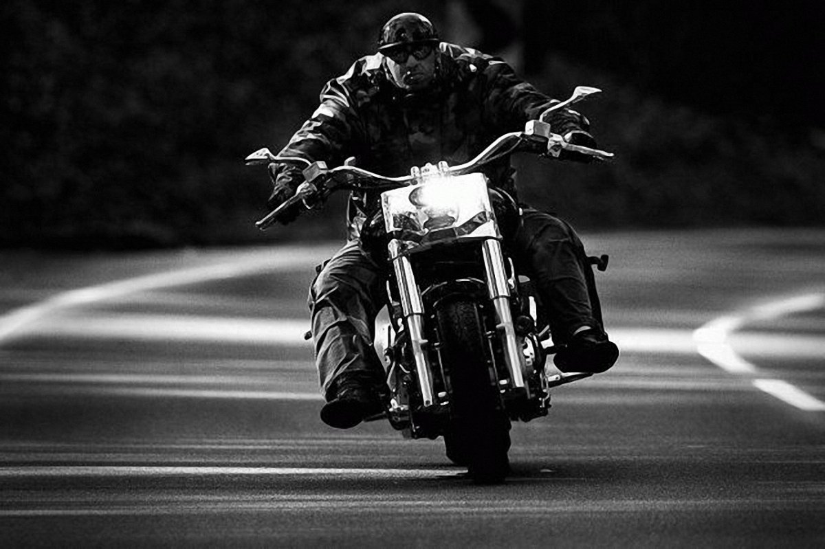 мотоцикл черно белое фото