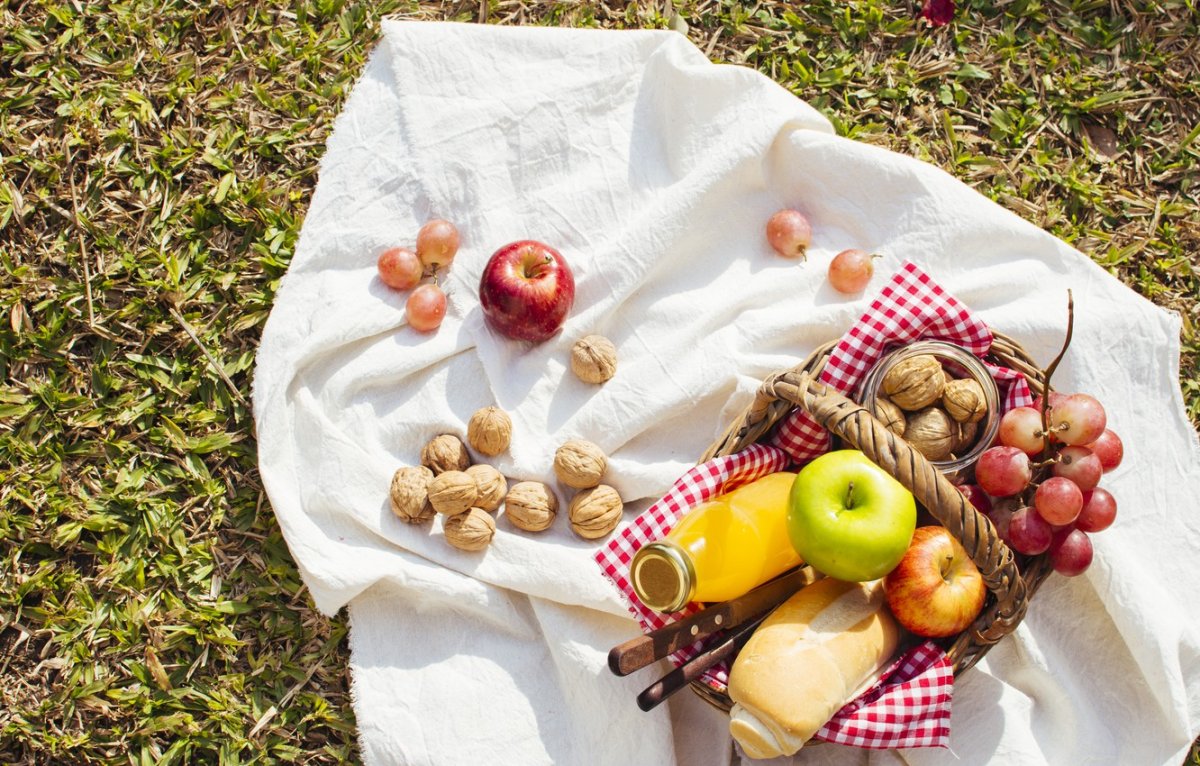 Пикник с фруктами