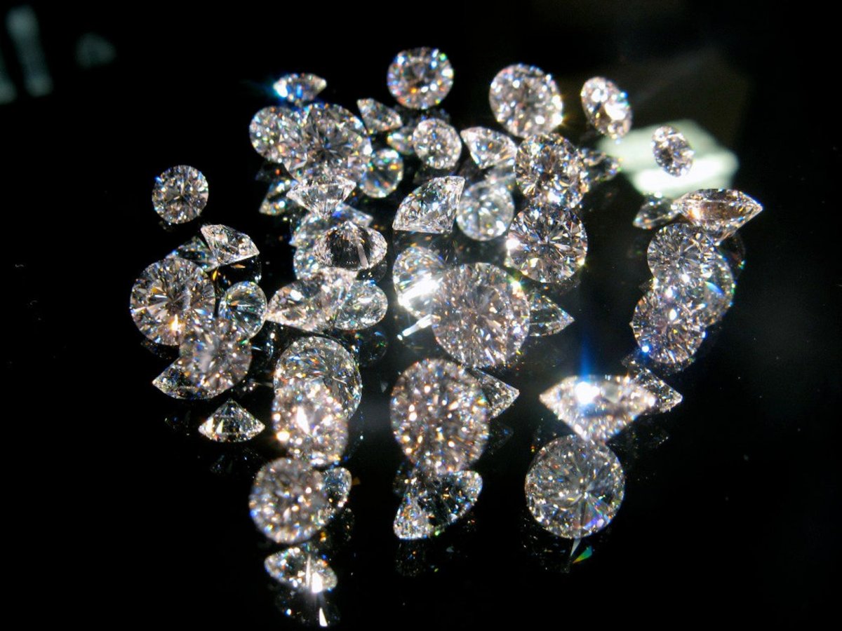 Фото драгоценностей из радужных бриллиантов