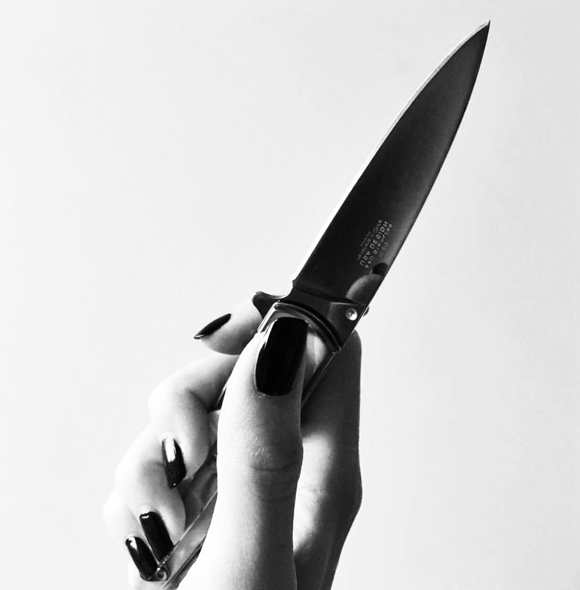 нож в руке фото