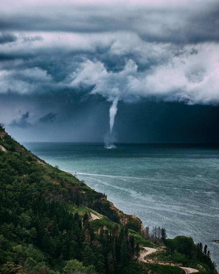 Фото смерча на воде