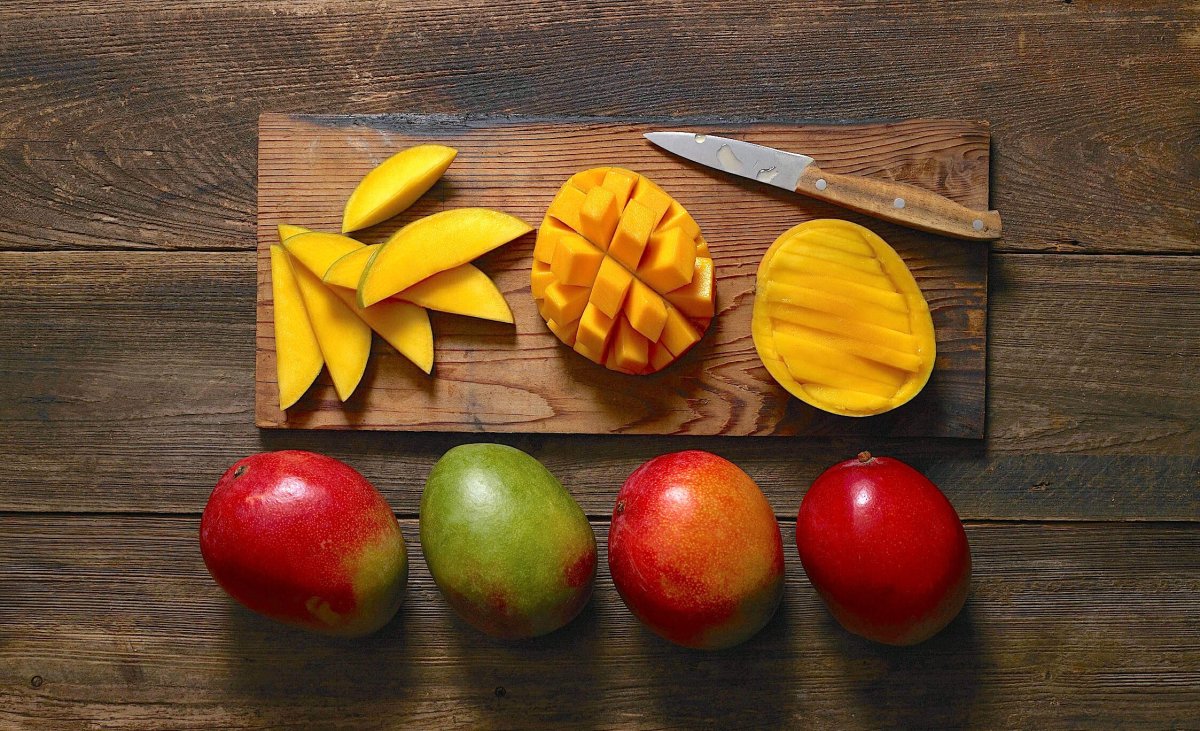 Экзотические фрукты на деревянном столе