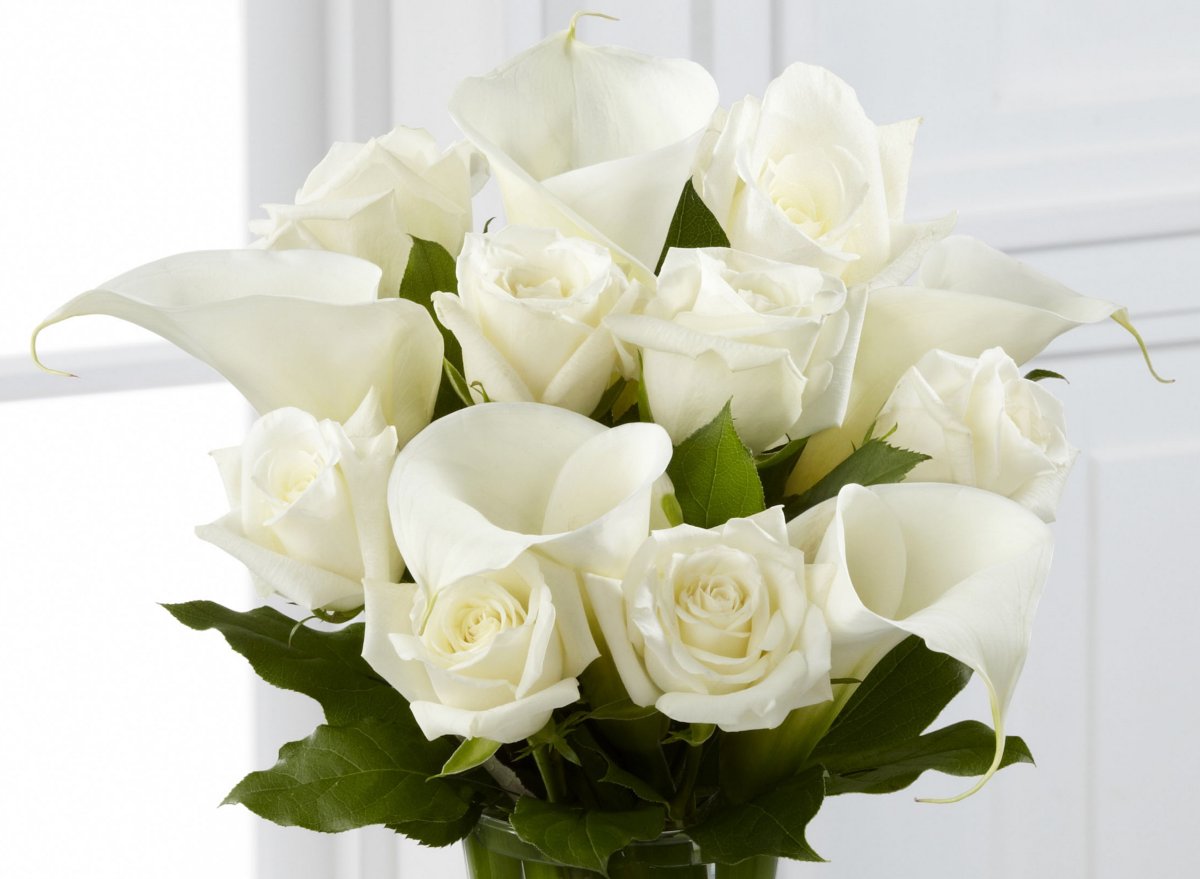 Букет цветов из белых роз фото
