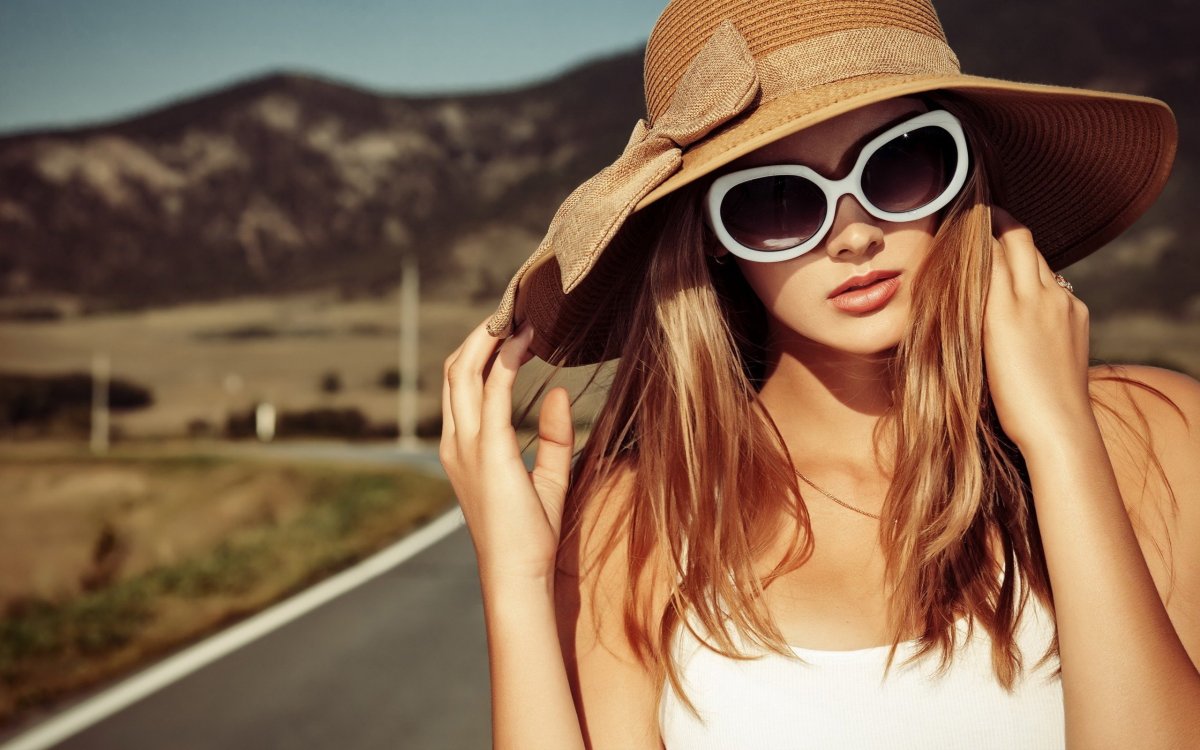 Девушка в солнцезащитных очках