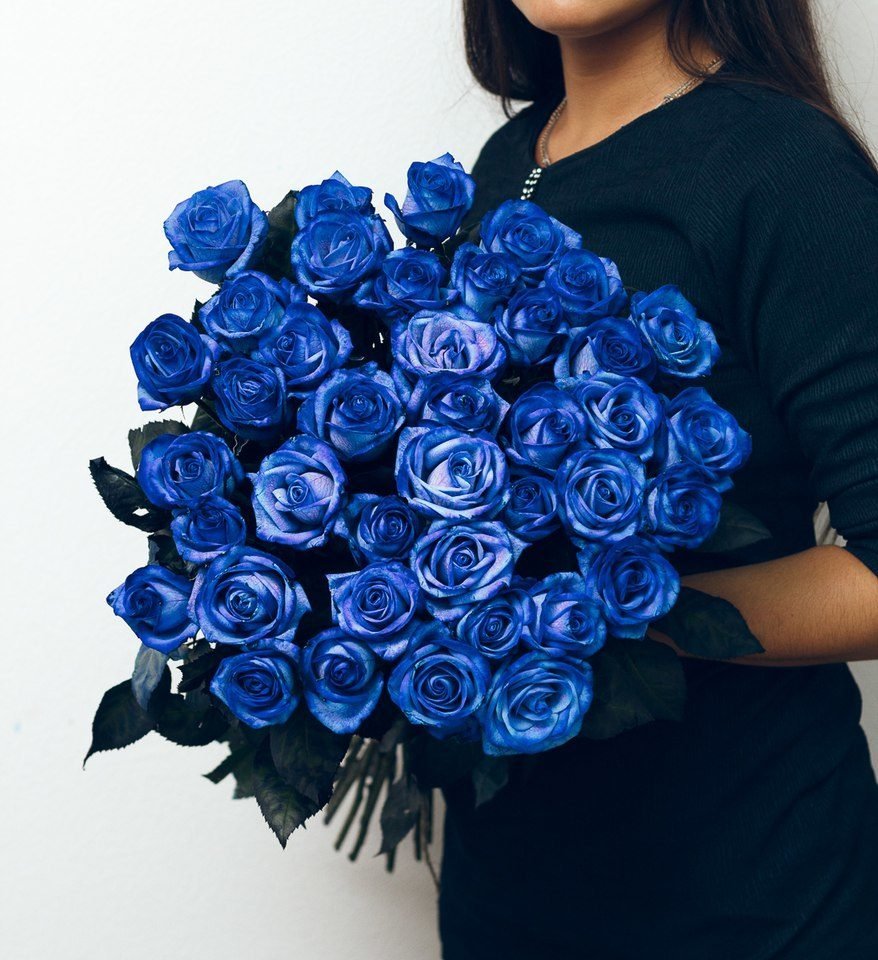 Брюнетка с синими розами