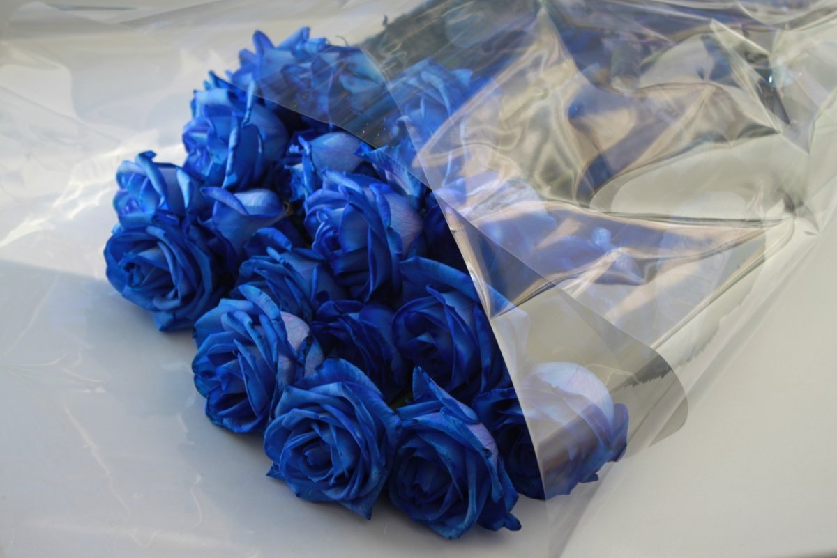 Синие розы на кровати