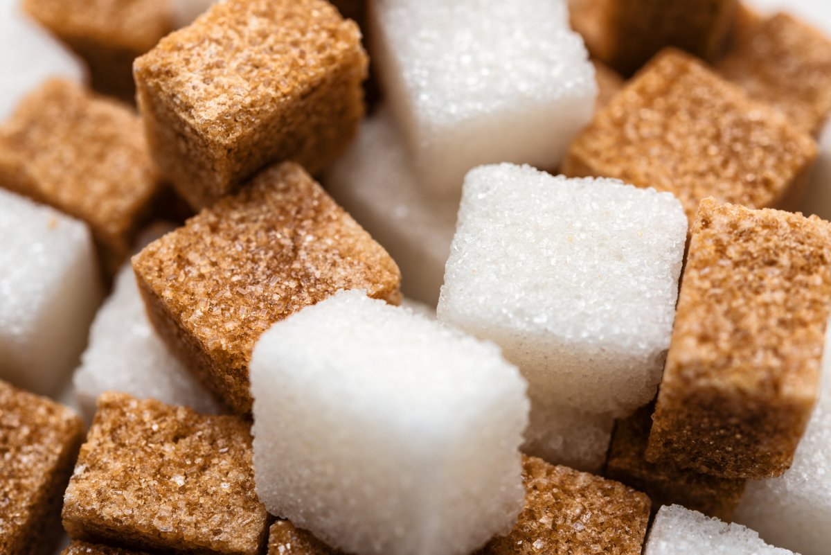 Самый простой сахар. Тростниковый сахар рафинад. Сахар рафинад коричневый. Рафинированного сахара. Сахар коричневый рафининад.