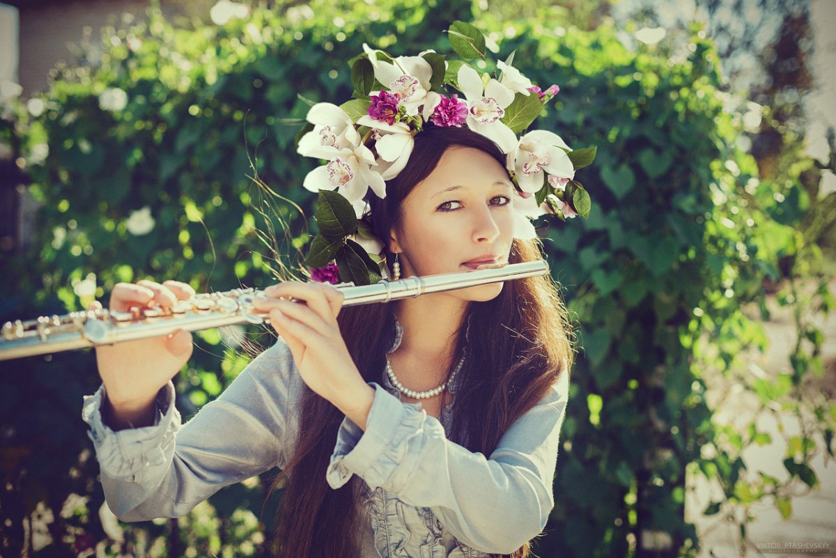 Флейта в цветах. Флейта. Фотосессия с флейтой. Девочка с флейтой. Красивая девушка на флейте.