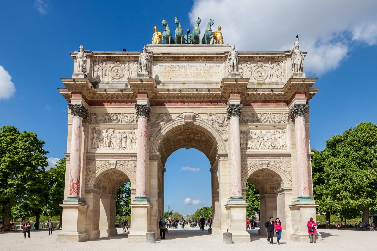 • Триумфальная арка на площади Каррузель в Париже (Франция)