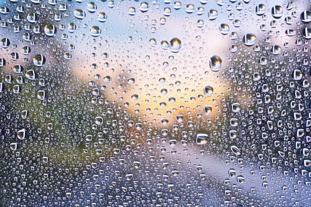 Окно с каплями дождя