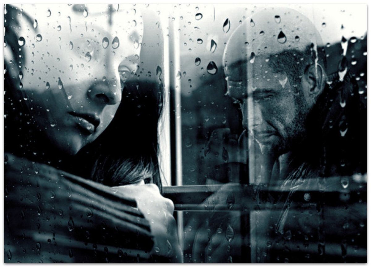 Человек у окна дождь