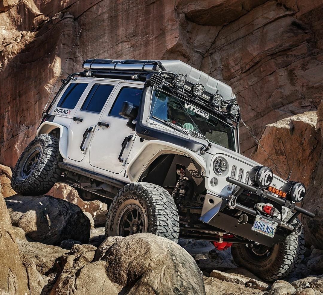 Off road. Джип Вранглер 2020 оффроад. Jeep Wrangler оффроуд. Jeep Wrangler Rubicon оффроад. Jeep Wrangler Rubicon 2020 оффроад.