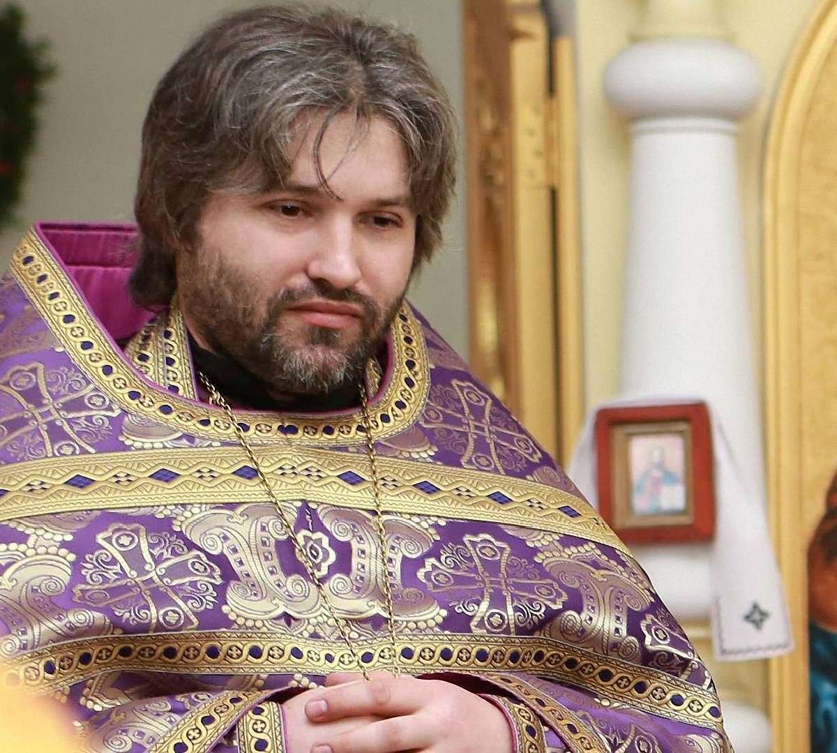 Молодой православный священник