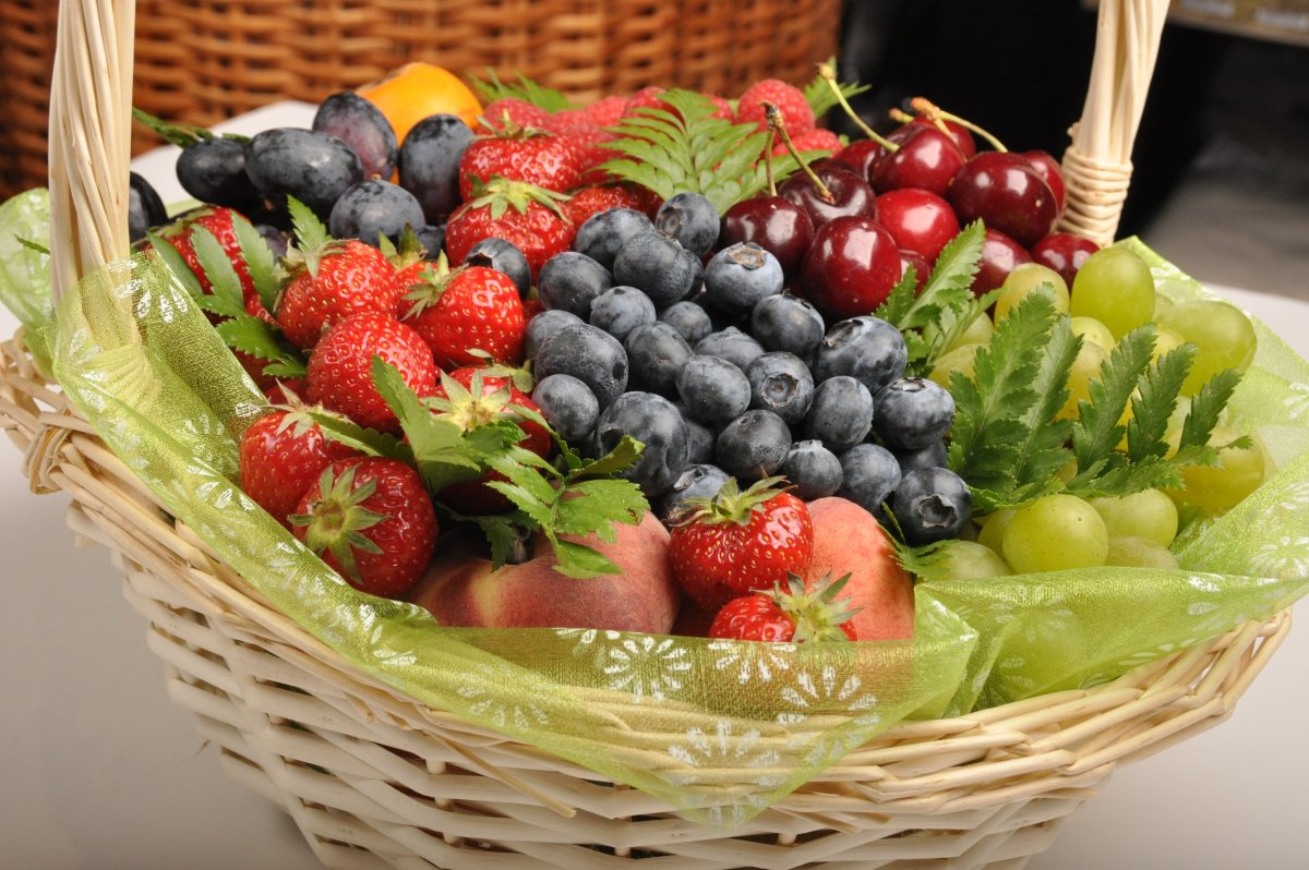 Корзина с ягодами и фруктами