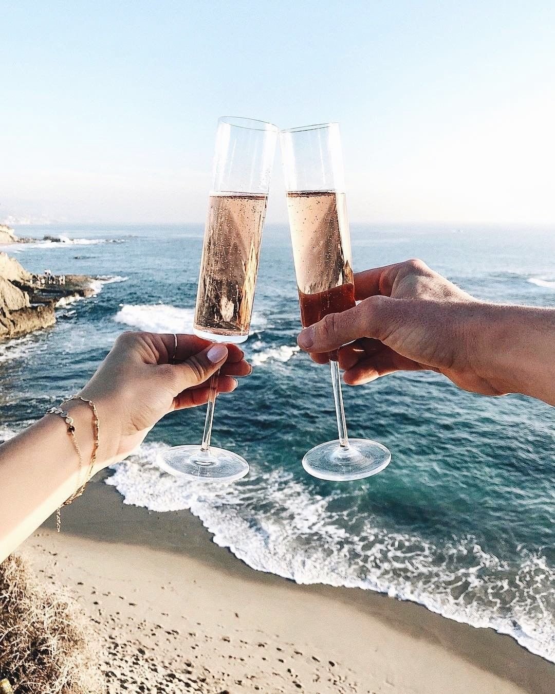 Ножки шампанское. Бокал шампанского на берегу моря. Шампанское на берегу моря. Бокал шампанского на пляже. Вино и море.