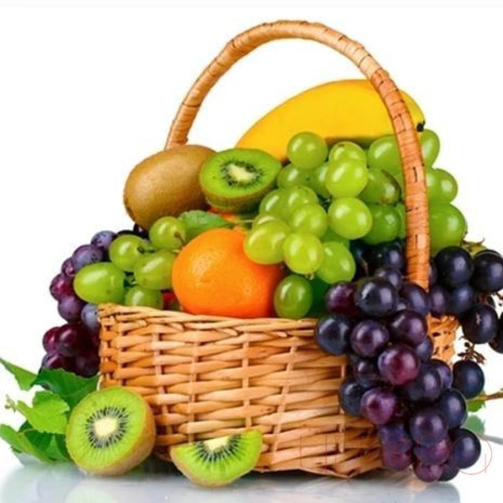 Большая корзина с фруктами и овощами