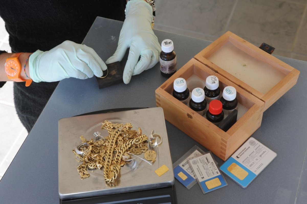 Проверка золота на подлинность в ломбарде реактивами с фото