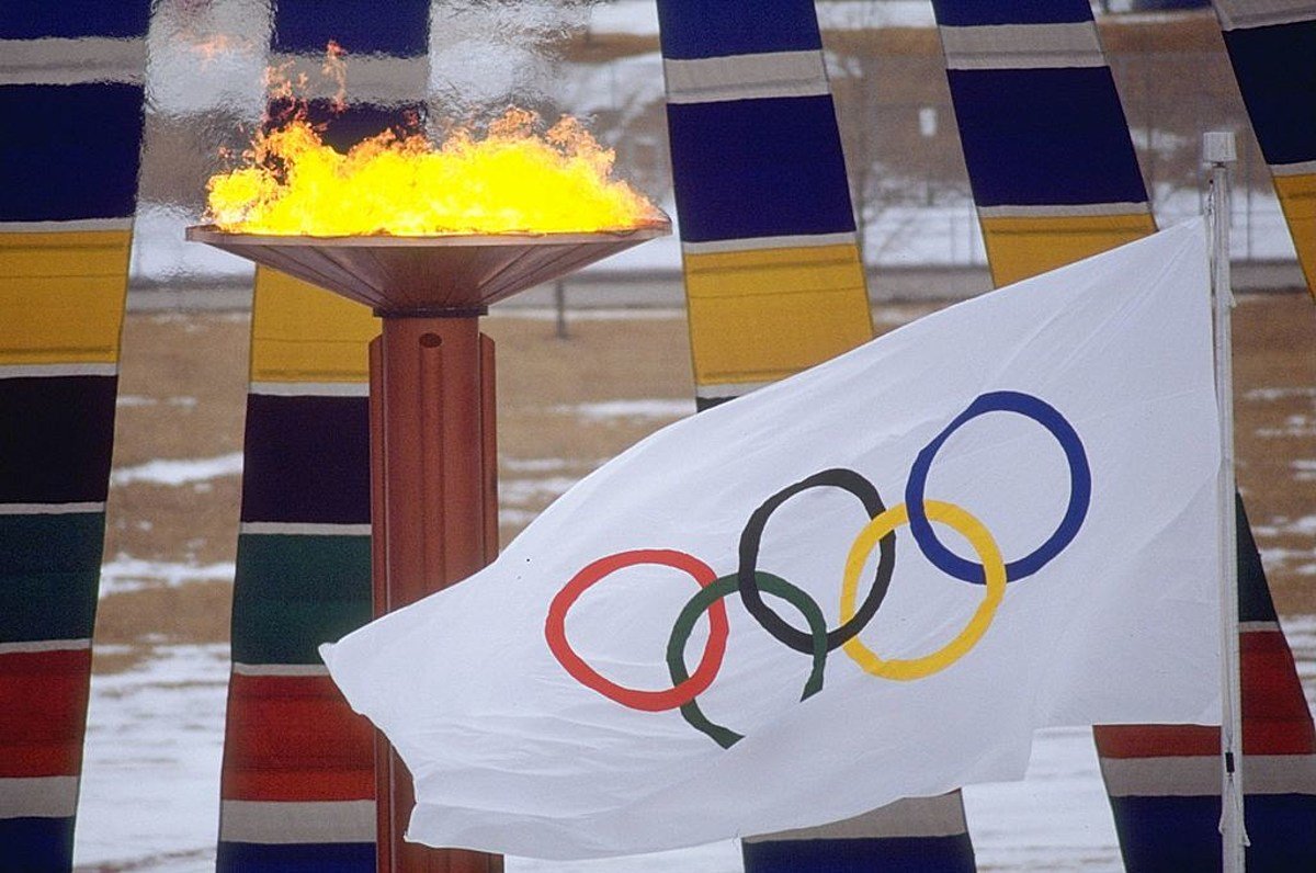 Олимпийские кольца и Олимпийский огонь