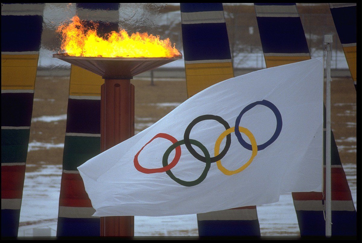 Olympic flag. Олимпийский флаг 1988. Олимпийский факел 1984. Флаг первых Олимпийских игр.