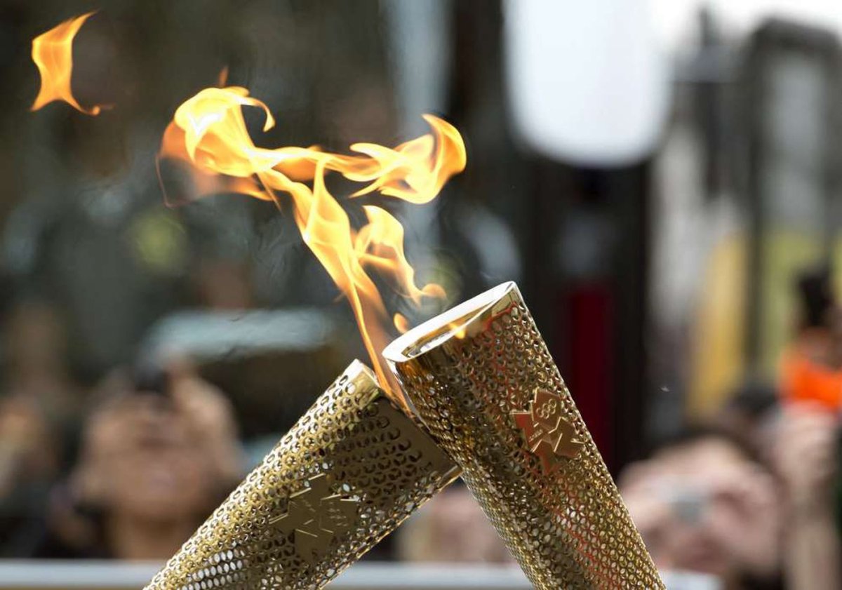 Передача факела олимпийского огня