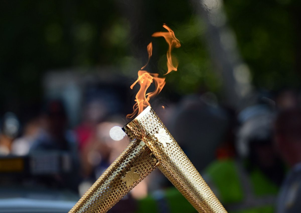 Факел олимпийского огня современных игр зажигается