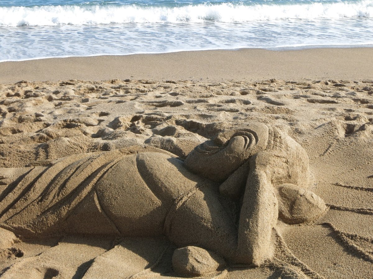 Пляжная скульптура