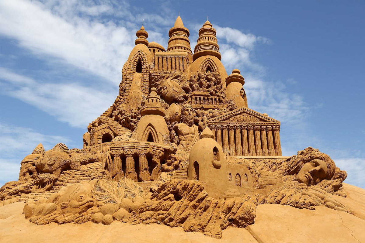Загадочные песчаные фигуры притягивают взгляды и магически вовлекают в свой сказочный мир
