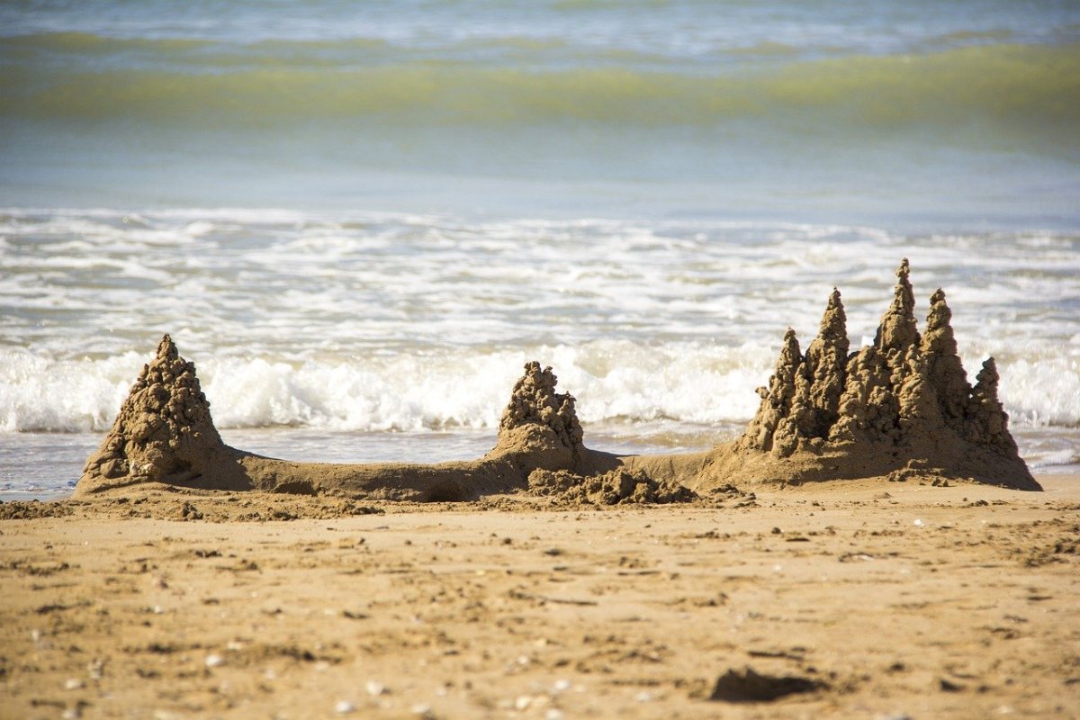 замки из песка на пляже